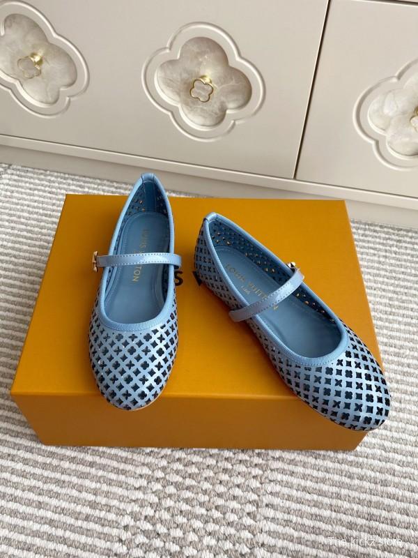 2025 Women Louis Vuitton Light Blue Patent Leather Mary Jane Flats KFY00310